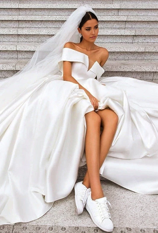 Vestidos de novia sencillos de corte A con hombros descubiertos, de satén marfil y con cordones.